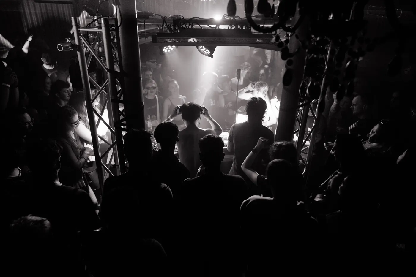 UNIRAVE #1 — dav a laserová show